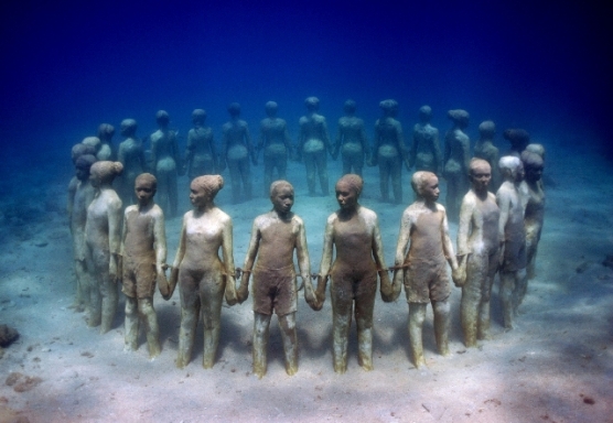 strange_underwater_sculptures01-556x384