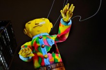 THE FOREIGNER, COLLABORATION OSGEMEOS AND PLASTICIENS VOLANTS